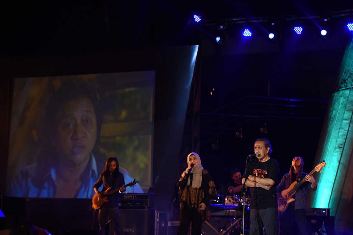 Musisi Sawung Jabo mementaskan musik ketika tampil pada Konser Musikalisasii Puisi 'Kesaksian Rendra'. 