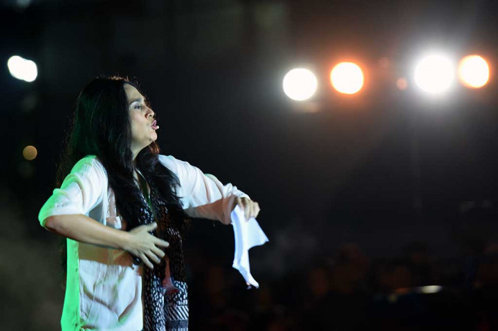 Seniman Sha Ine Febriyanti membawakan sajak yang mengisahkan perjalanan kehidupan Maria Zaitun ketika tampil pada Konser Musikalisasii Puisi 'Kesaksian Rendra'.