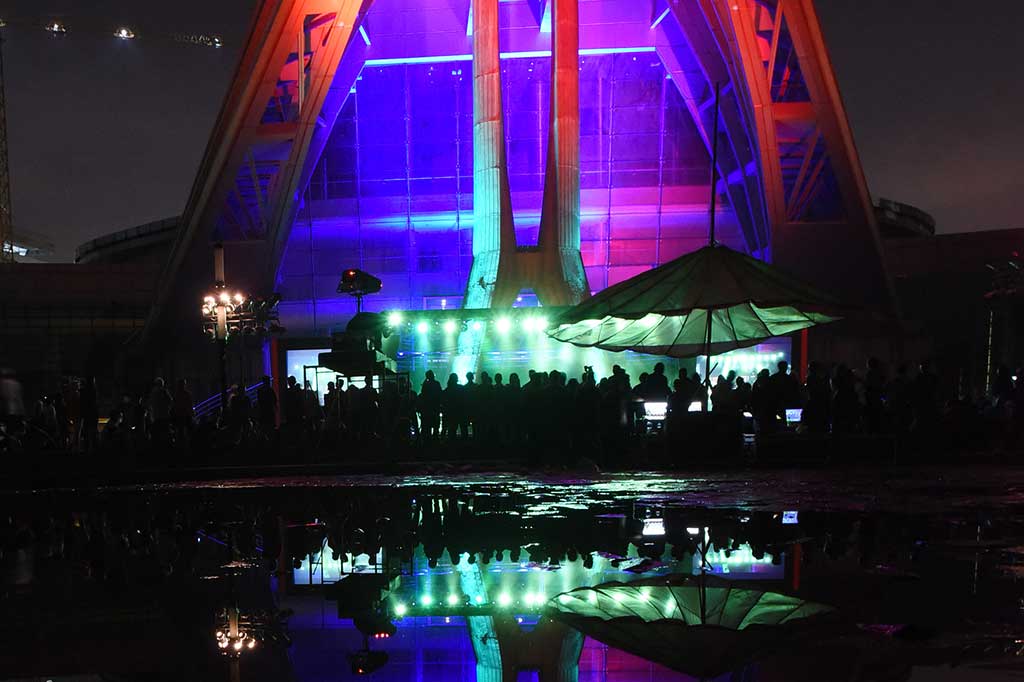 Penonton antusias menyaksikan Konser Musikalisasii Puisi .Kesaksian Rendra'.