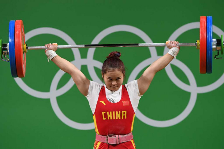 Dia juga mematahkan rekor dunianya sendiri dengan lebih 1kg di clean & jerk dengan angkatan 147kg dalam angkatan keduanya untuk membukukan total 262kg.