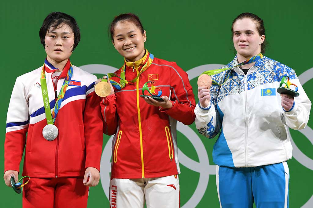Deng memastikan unggul selisih 14kg atas atlet Korut Choe Hyo Sim, sedangkan perunggu direbut oleh atlet Kazakhstan Karina Goricheva.