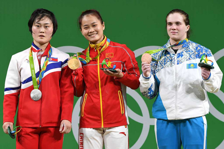 Deng memastikan unggul selisih 14kg atas atlet Korut Choe Hyo Sim, sedangkan perunggu direbut oleh atlet Kazakhstan Karina Goricheva.