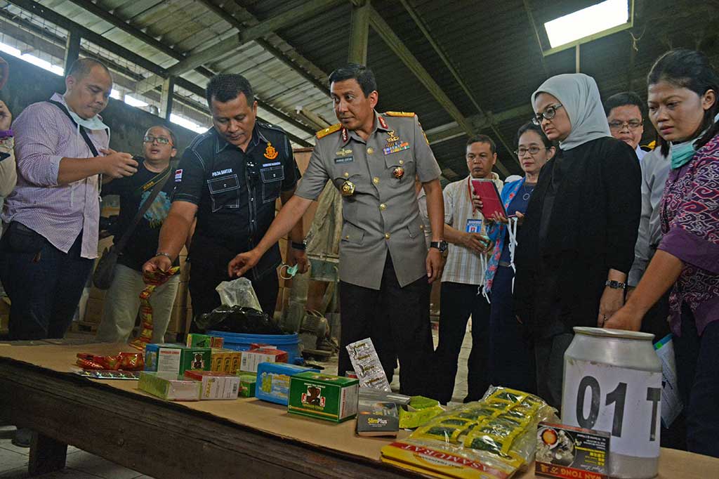 Kapolda Banten Brigadir Jenderal Ahmad Dofiri (keempat kiri) bersama Kepala BPOM Penny Kusumastuty (kedua kanan) menunjukkan sejumlah produk hasil pabrik jamu ilegal di Pasar Kemis, Kabupaten Tangerang.