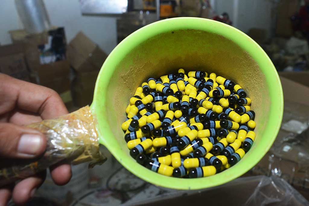 Polisi menunjukkan barang bukti obat yang diproduksi oleh pabrik jamu ilegal di Pasar Kemis.