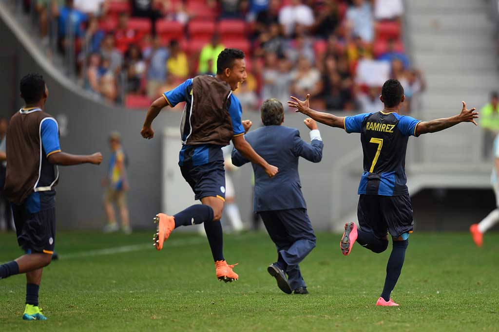 Para pemain Honduras meluapkan kegembiraan mereka.