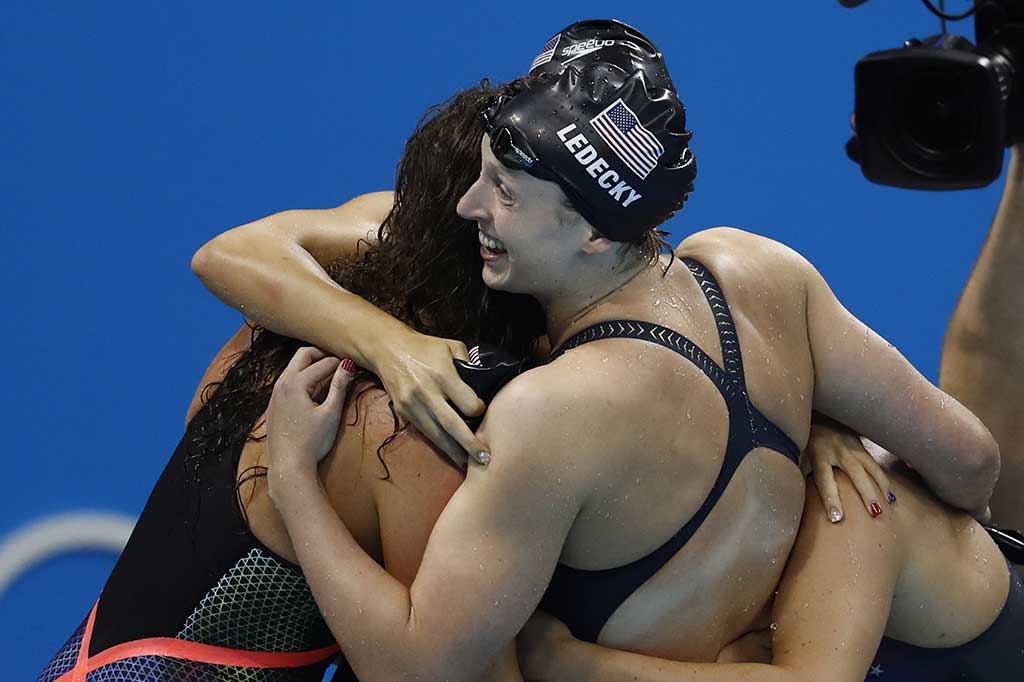 Katie Ledecky meluapkan kegembiraan bersama rekan-rekan setimnya usai mencapai garis finis pada omor estafet 4x200 meter.