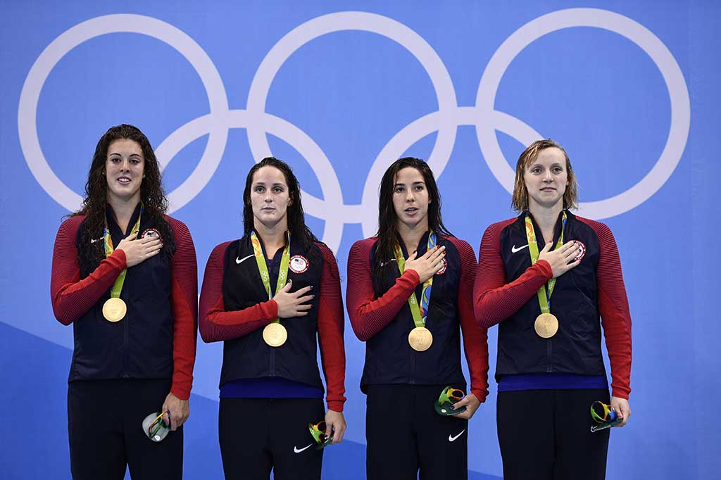 (Dari kanan) Katie Ledecky, Madeline 'Maya' Dirado, Leah Smith, Allison Schmitt mengikuti upacara pengalungan medali emas.