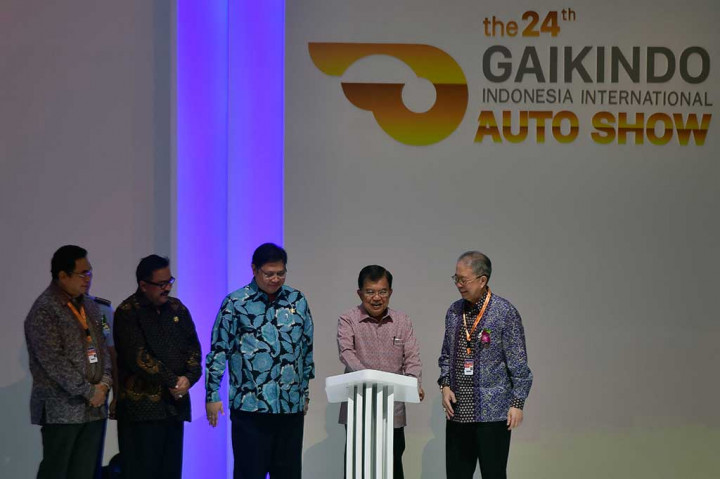 Wapres Jusuf Kalla didampingi Menteri Perindustrian Airlangga Hartarto (tengah) dan Gubernur Banten Rano Karno (kedua kiri) membuka Gaikindo Indonesia International Autoshow 2016 di ICE BSD.