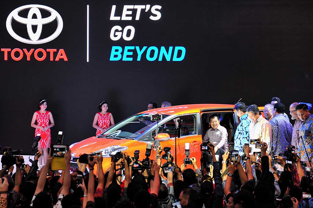 Jusuf Kalla didampingi Airlangga Hartarto (kanan) dan Wakil Presdir PT Toyota Astra Motor Henri Tanoto (kedua kanan) mencoba mobil Toyota Sienta.