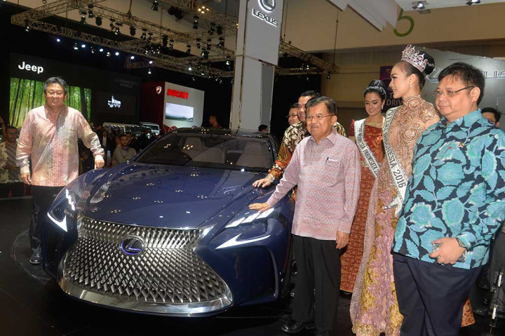 Jusuf Kalla didampingi Airlangga Hartarto (kanan) dan Lexus Principal Hiroyuki Fukui (kiri) melihat mobil Lexsus LF-FC Concept.