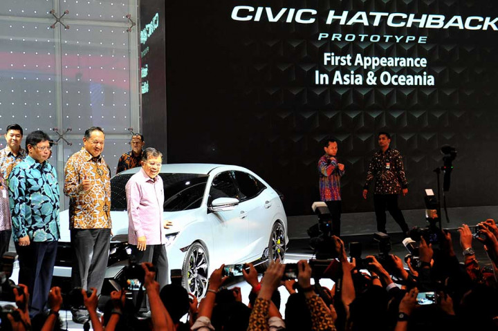 Jusuf Kalla didampingi Airlangga Hartarto (kiri), Preskom PT Honda Prospect Motor (PT HPM) Kusnadi Budiman (tengah) berfoto disamping Honda Civic Hatchback Prototype.