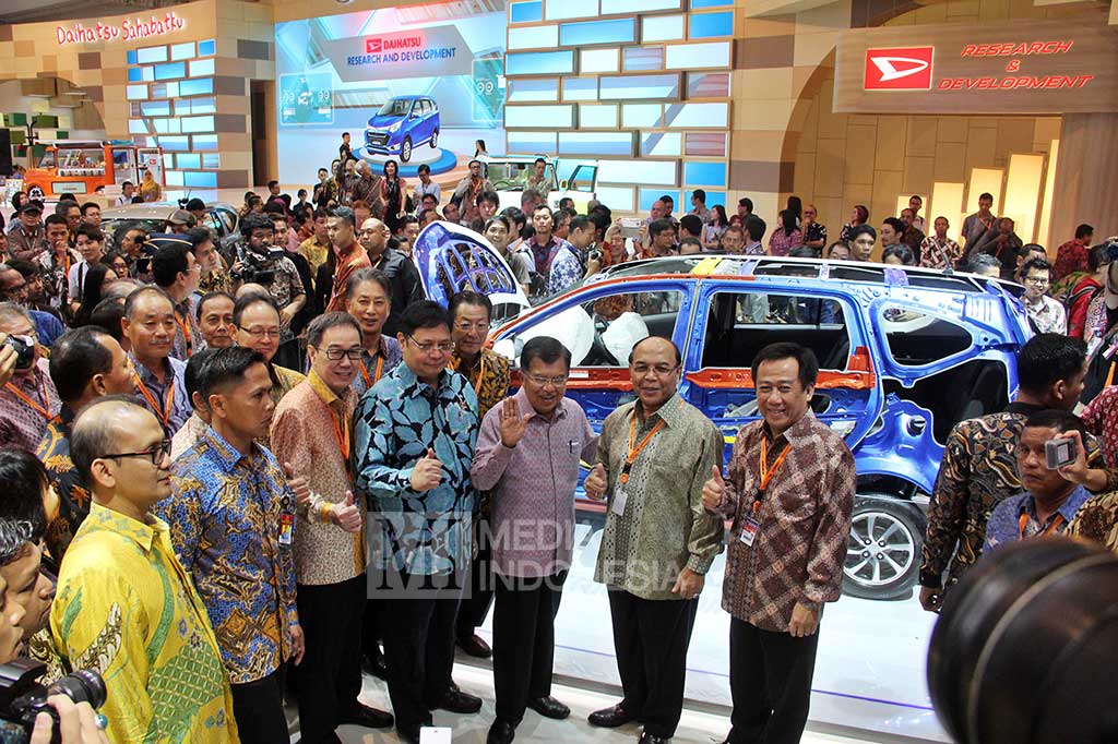 Jusuf Kalla berfoto bersama Chief Executive Astra International-Daihatsu Sales Operation Djony Bunarto Tjondro (kanan), Presiden Direktur Astra Daihatsu Motor Sudirman MR (kedua dari kanan), Airlangga Hartarto, dan Presiden Direktur PT Astra International Tbk Prijono Sugiarto (kiri).