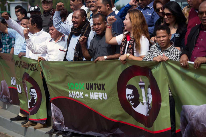 Massa Gelar Aksi Dukung Pasangan Ahok-Heru