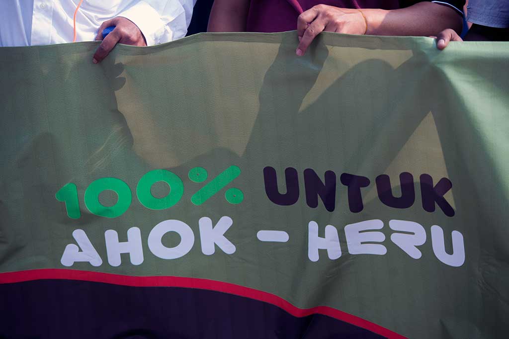 Massa Gelar Aksi Dukung Pasangan Ahok-Heru