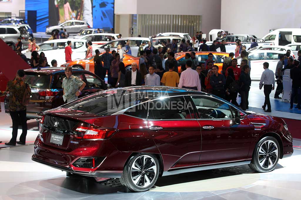 Antusias Pengunjung di GIIAS 2016