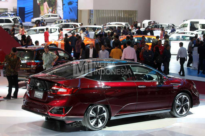 Antusias Pengunjung di GIIAS 2016