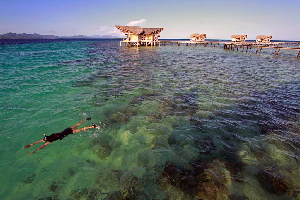 Pengunjung melakukan selam permukaan atau snorkeling di kawasan wisata Pulau Cinta.