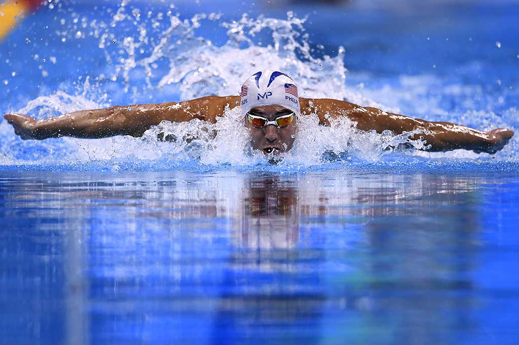 Michael Phelps beraksi pada nomor 200 meter gaya ganti perorangan.