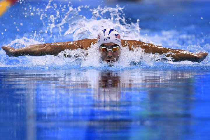 Michael Phelps beraksi pada nomor 200 meter gaya ganti perorangan.