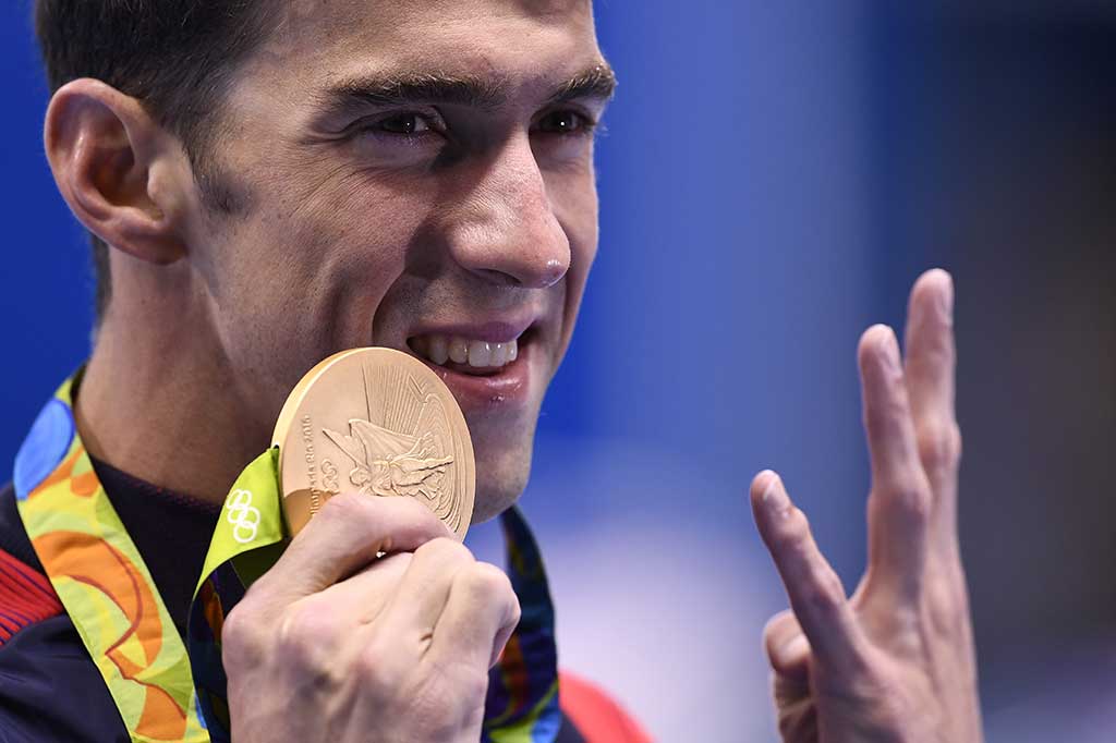 Phelps sebelumnya telah meraih tiga emas pada nomor estafet 4x200 meter gaya bebas, 200 meter gaya kupu-kupu, dan  4x200 meter gaya bebas.