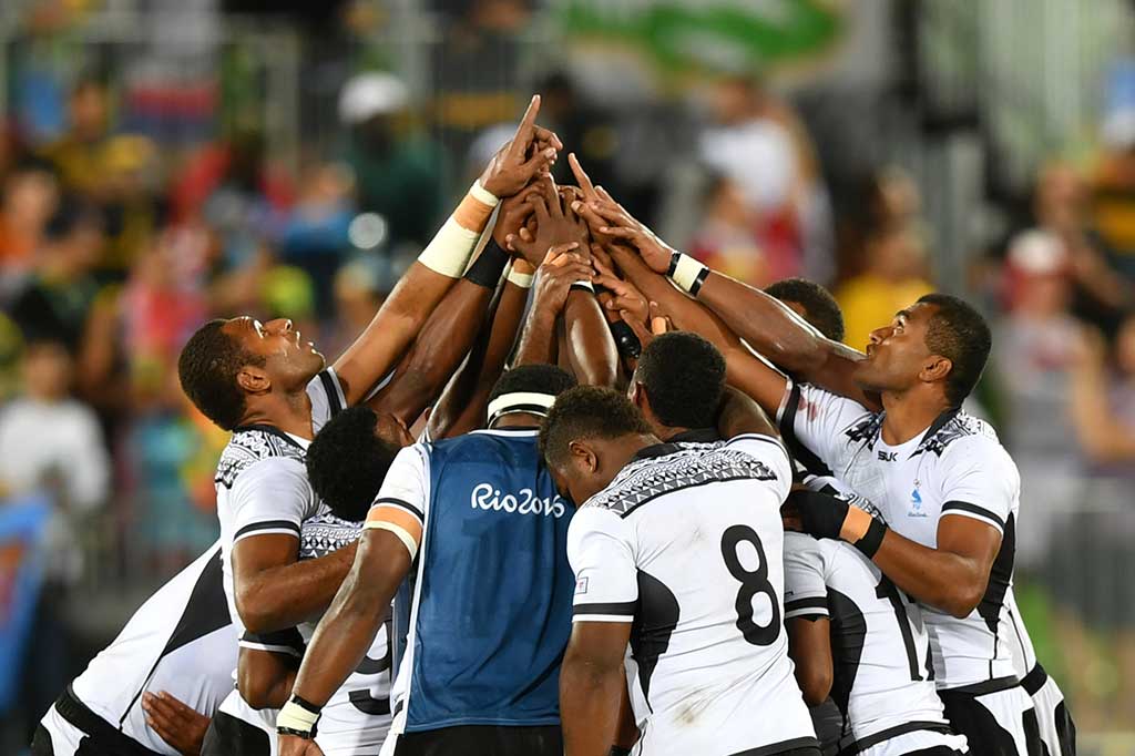 Tim rugby Fiji melakukan selebrasi usai menundukkan Inggris.