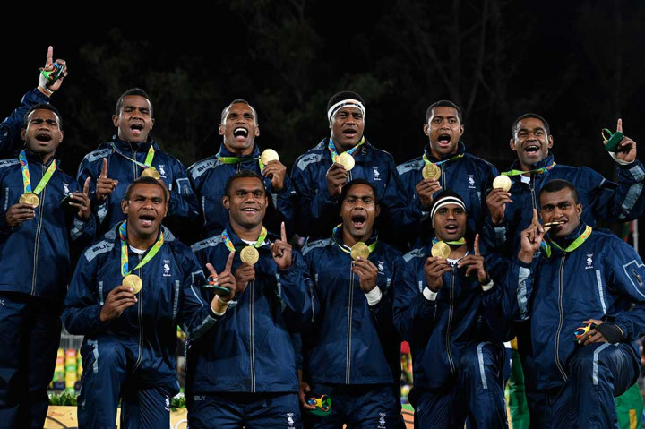 Para pemain rugby Fiji menerima pengalungan medali emas.