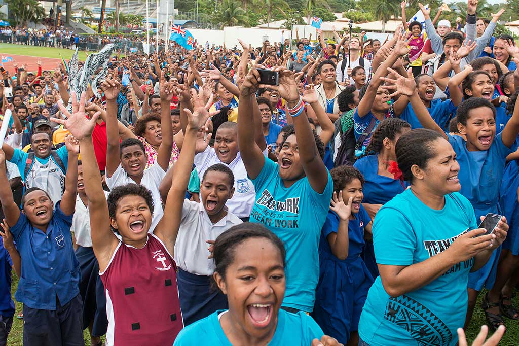 Warga Fiji meluapkan kegembiraan mereka usai menonton tim rugby negara mereka meraih medali emas, di Stadion ANZ, Suva, Fiji, Jumat (12/8/2016).