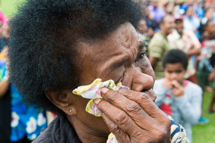 Seorang warga Fiji tidak kuasa menahan air mata.