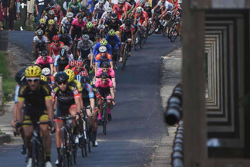 Sejumlah pembalap sepeda beradu kecepatan pada etape ketujuh Tour de Singkarak 2016 di Sijunjung.