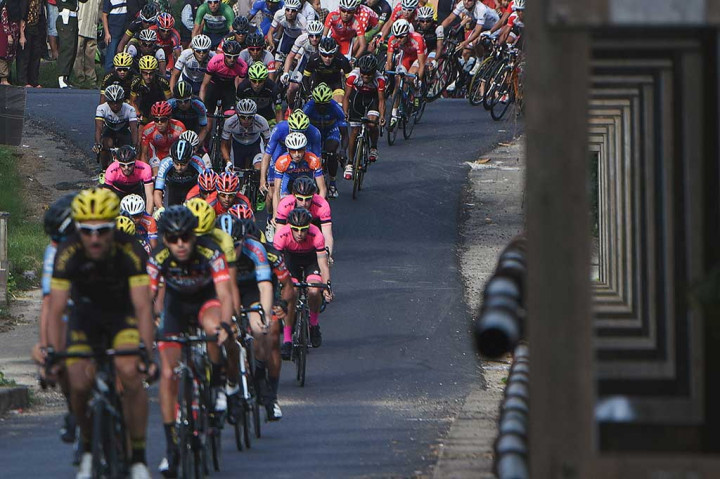 Sejumlah pembalap sepeda beradu kecepatan pada etape ketujuh Tour de Singkarak 2016 di Sijunjung.