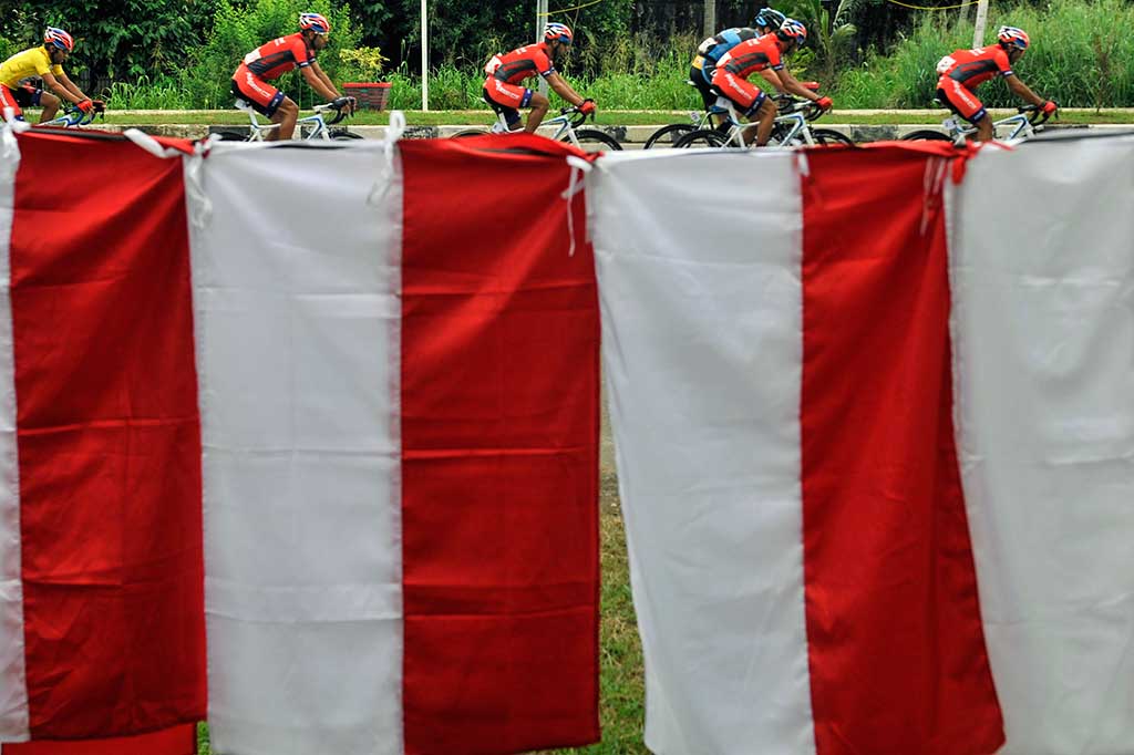 Sejumlah pembalap sepeda beradu kecepatan pada etape ketujuh Tour de Singkarak 2016 di Dharmasraya.