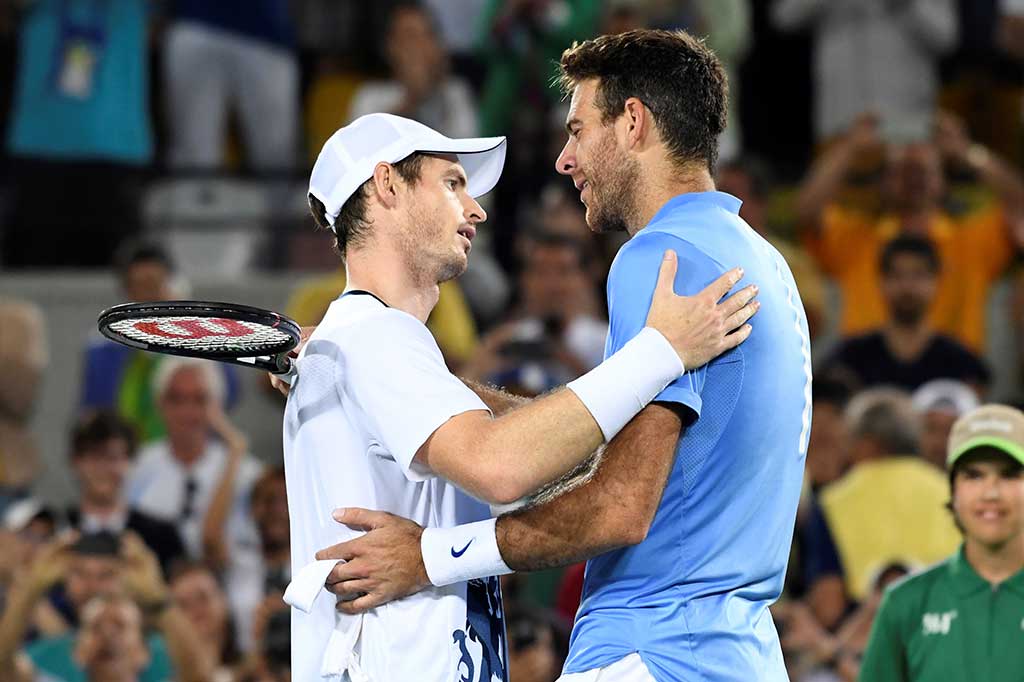 Murray mendapat ucapan selamat dari Del Potro.