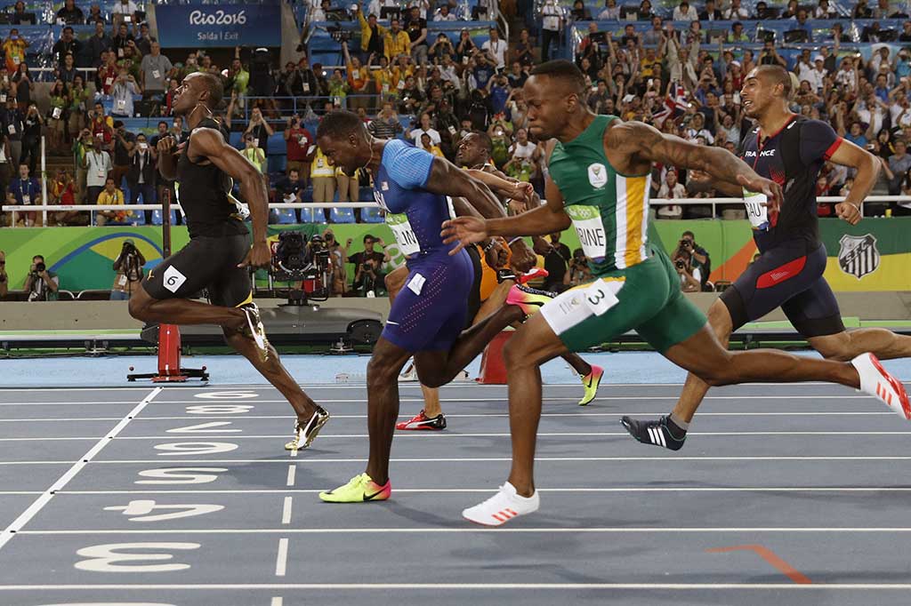 Usain Bolt (kiri) menyentuh garis finis pertama dengan catatan waktu 9,81 detik, disusul pelari AS Justin Gatlin (kedua kiri) selisih 0,08 detik. Sementara perunggu diraih Andre De Grasse (Kanada).