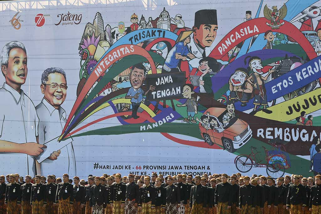 PNS Provinsi Jawa Tengah mengenakan busana adat Jawa saat mengikuti upacara peringatan HUT Ke-66 Provinsi Jateng.