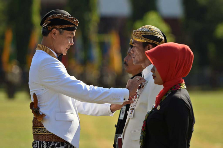 Gubernur Jateng Ganjar Pranowo menyematkan tanda penghargaan Satya Lencana Karya Satya kepada perwakilan PNS.