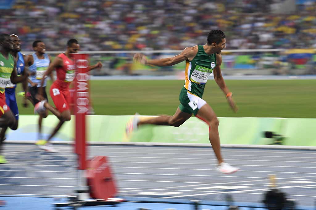 Wayde van Niekerk menyentuh garis finis pertama diikuti pelari Grenada Kirani James dan LaShawn Merritt dari AS.
