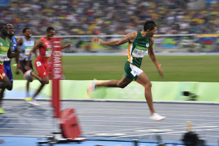 Wayde van Niekerk menyentuh garis finis pertama diikuti pelari Grenada Kirani James dan LaShawn Merritt dari AS.