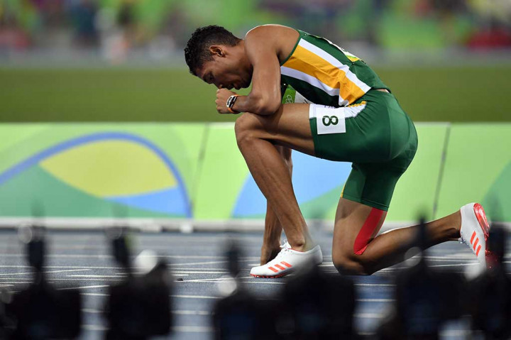 Niekerk melakukan selebrasi usai merebut medali emas lari 400 meter putra.