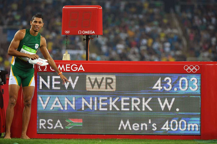 Niekerk menunjukkan catatan waktu yang diperolehnya.