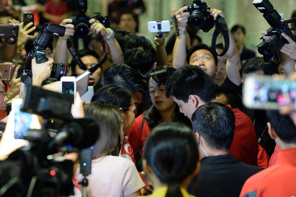 Joseph Schooling mendapat sambutan sangat meriah saat tiba di Bandara Changi, Senin (15/8/2016).