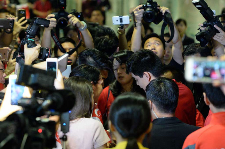 Joseph Schooling mendapat sambutan sangat meriah saat tiba di Bandara Changi, Senin (15/8/2016).