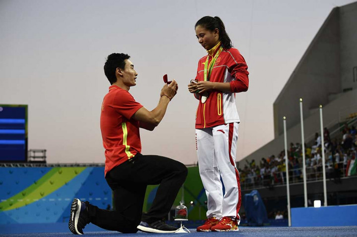Di depan sorotan kamera stasiun televisi dunia, Qin Xai bertekuk lutut untuk melamar He Zi di atas podium Olimpiade Rio.