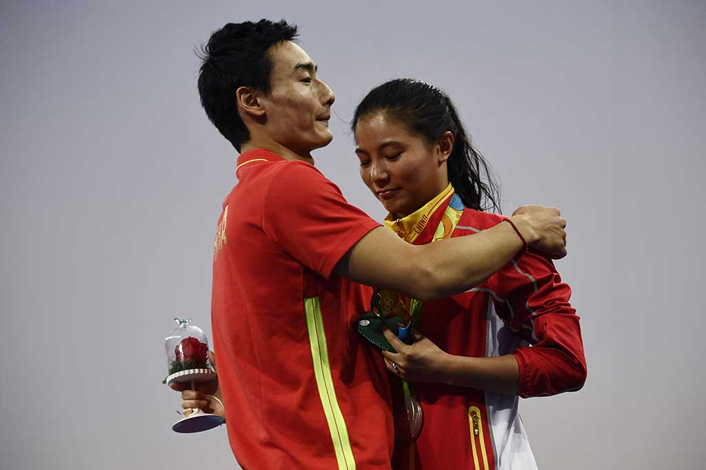 Pasangan kekasih tersebut kemudian berpelukan.