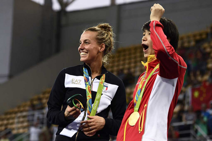 Peraih emas Shi Tingmao (Tiongkok) dan peraih perunggu Tania Cagnotto (Italia) larut dalam kebahagiaan pasangan tersebut.