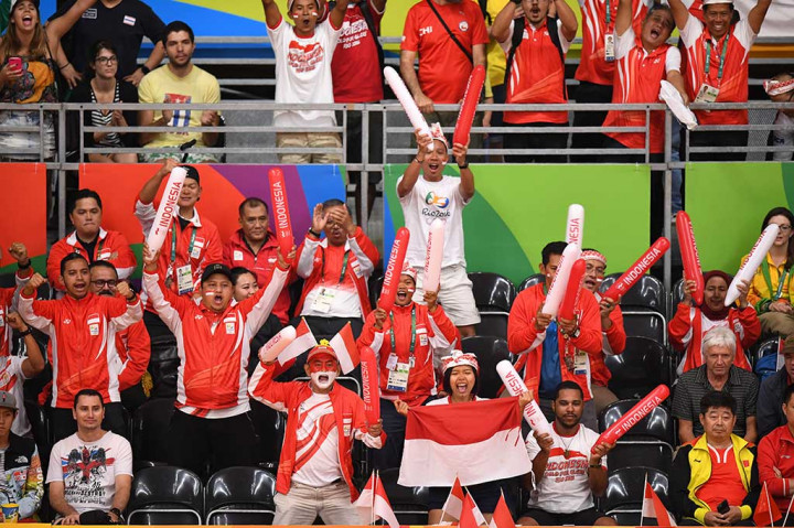 Suporter Indonesia bersorak gembira menyambut kemenangan Tontowi/Liliana.