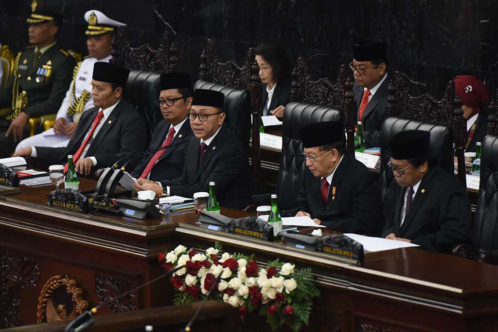 Ketua MPR Zulkifli Hasan (tengah) memimpin jalannya Sidang Tahunan MPR 2016.