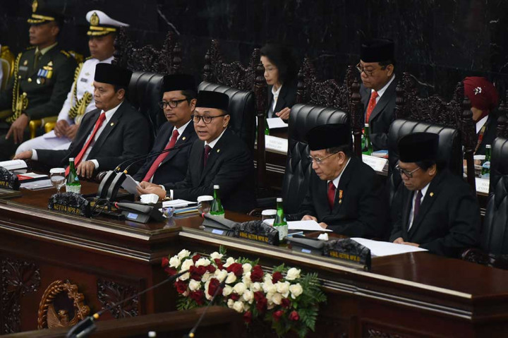 Ketua MPR Zulkifli Hasan (tengah) memimpin jalannya Sidang Tahunan MPR 2016.