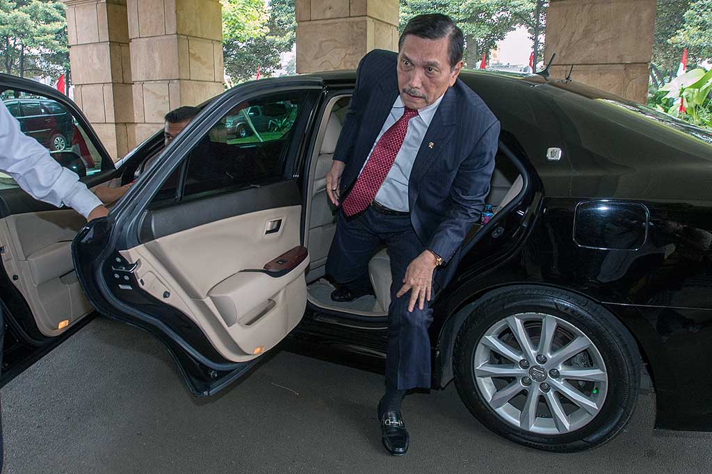 Menko Maritim dan Sumber Daya selaku Plt Menteri ESDM Luhut Binsar Pandjaitan (tengah) tiba di Kementerian ESDM, Jakarta, Selasa (16/8/2016).