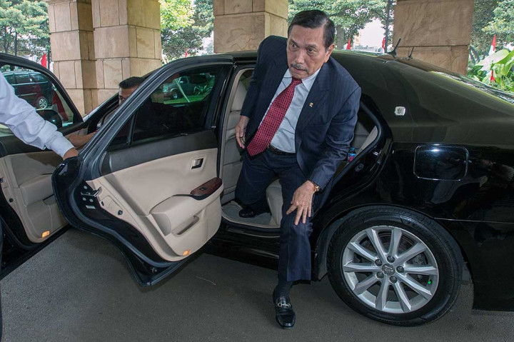 Menko Maritim dan Sumber Daya selaku Plt Menteri ESDM Luhut Binsar Pandjaitan (tengah) tiba di Kementerian ESDM, Jakarta, Selasa (16/8/2016).