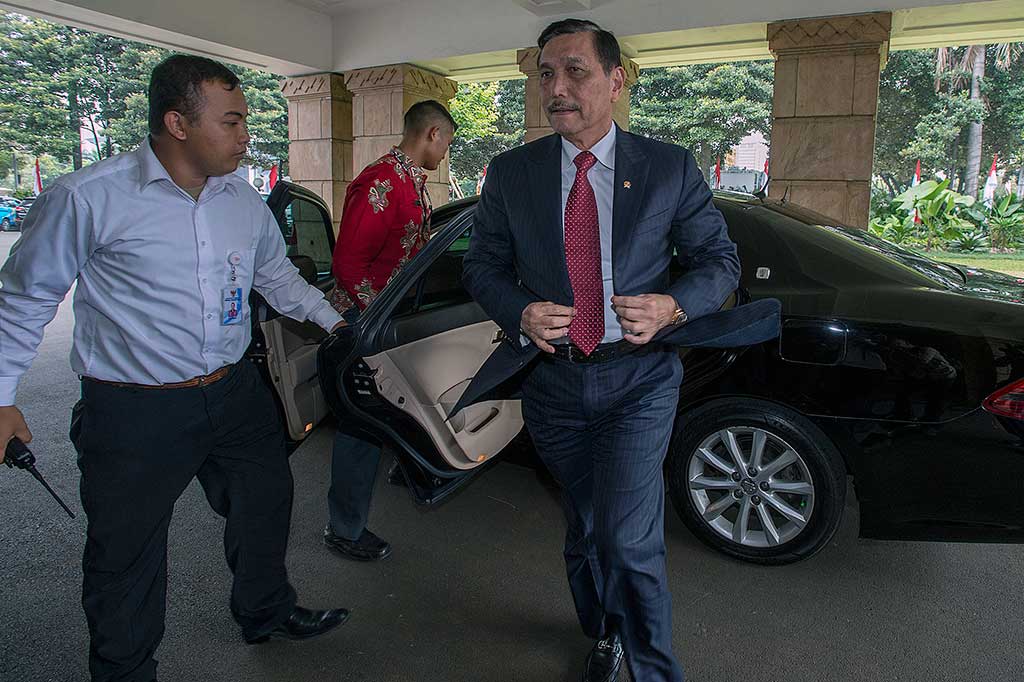 Luhut ditunjuk selaku Plt Menteri ESDM menggantikan Arcandra Tahar yang telah diberhentikan oleh Presiden Joko Widodo.